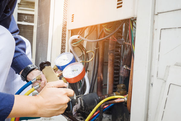 image of an hvac contractor performing air conditioner replacement